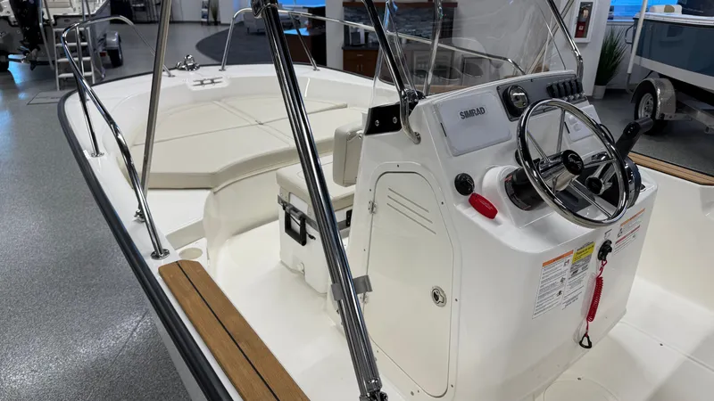 Slide: The Image of Boston Whaler 170 Montauk 2026 - 12