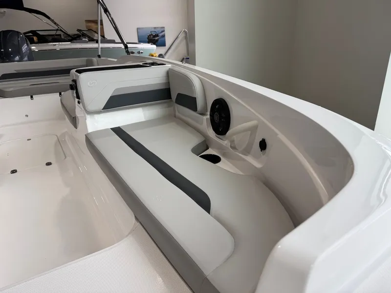 Slide: The Image of Hurricane SunDeck Sport 185 OB 2026 - 10