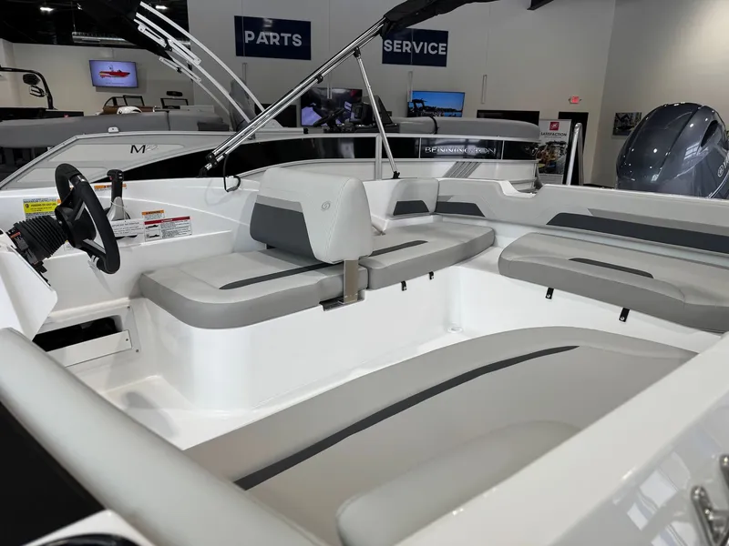 Slide: The Image of Hurricane SunDeck Sport 185 OB 2026 - 15