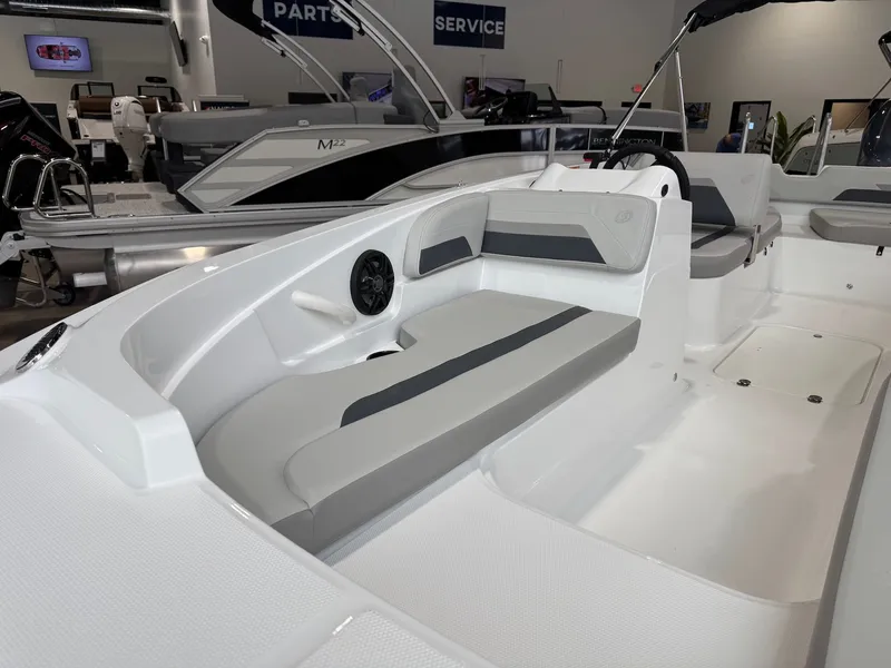 Slide: The Image of Hurricane SunDeck Sport 185 OB 2026 - 9