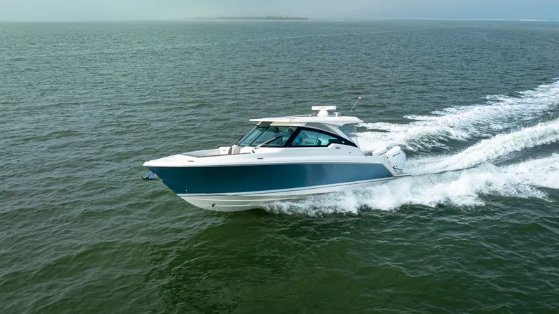 Slide: The Image of Tiara 34 LX 2025 - 10