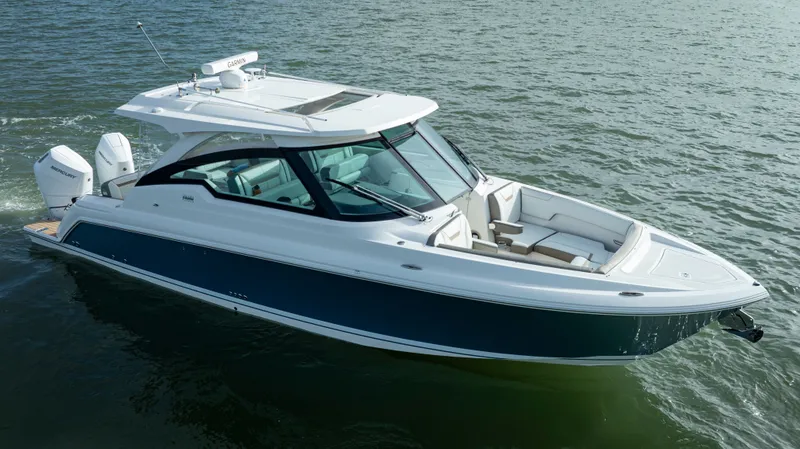 Slide: The Image of Tiara 34 LX 2025 - 15