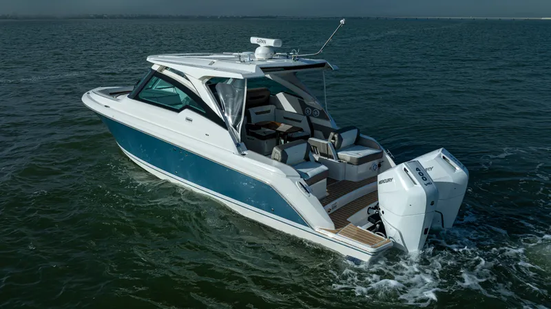 Slide: The Image of Tiara 34 LX 2025 - 16