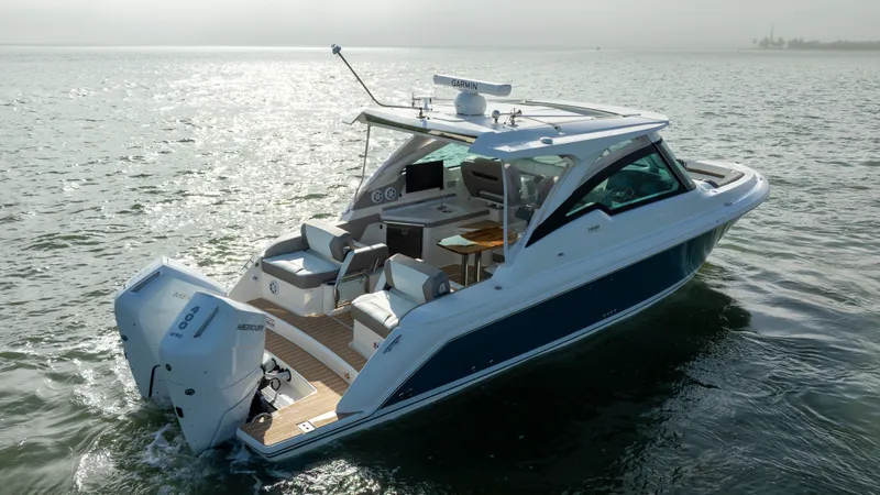 Slide: The Image of Tiara 34 LX 2025 - 17