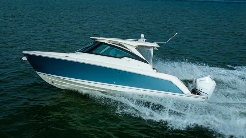 Slide: The Image of Tiara 34 LX 2025 - 18