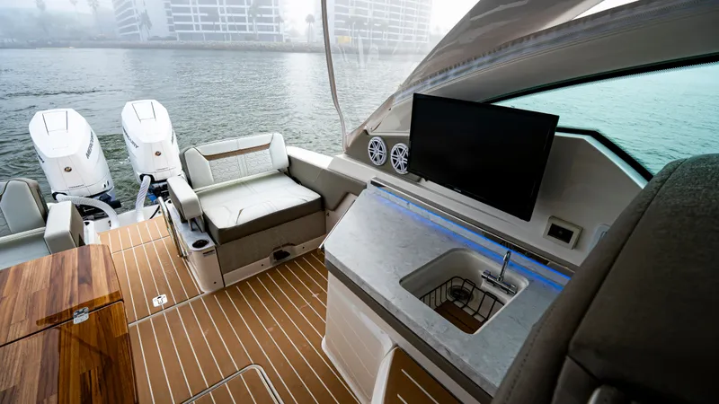 Slide: The Image of Tiara 34 LX 2025 - 20