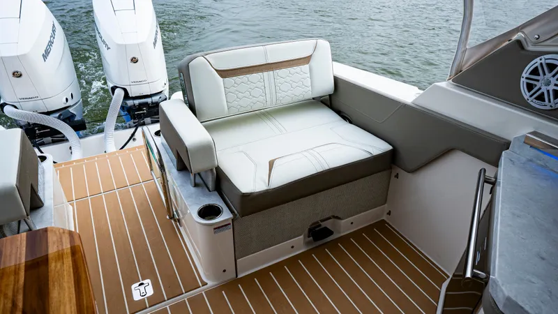 Slide: The Image of Tiara 34 LX 2025 - 22