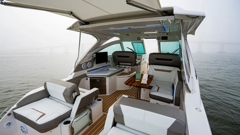 Slide: The Image of Tiara 34 LX 2025 - 28