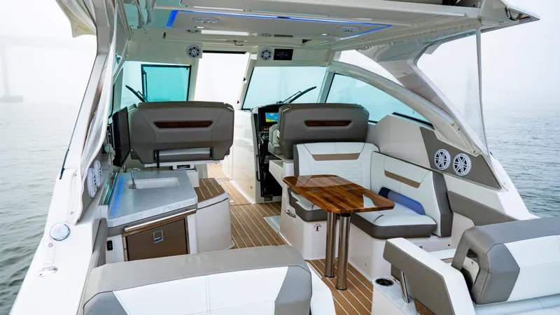 Slide: The Image of Tiara 34 LX 2025 - 31