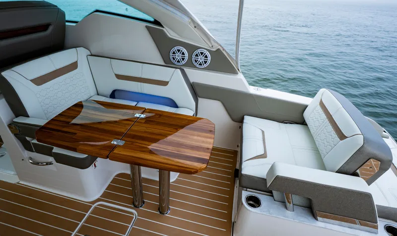 Slide: The Image of Tiara 34 LX 2025 - 32