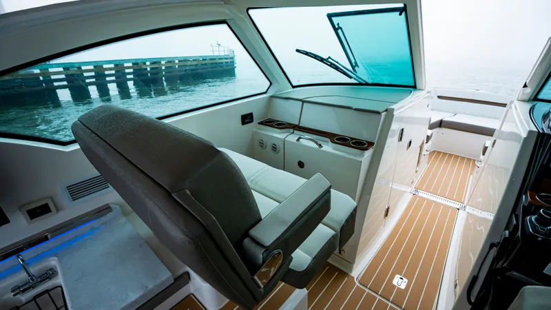 Slide: The Image of Tiara 34 LX 2025 - 33