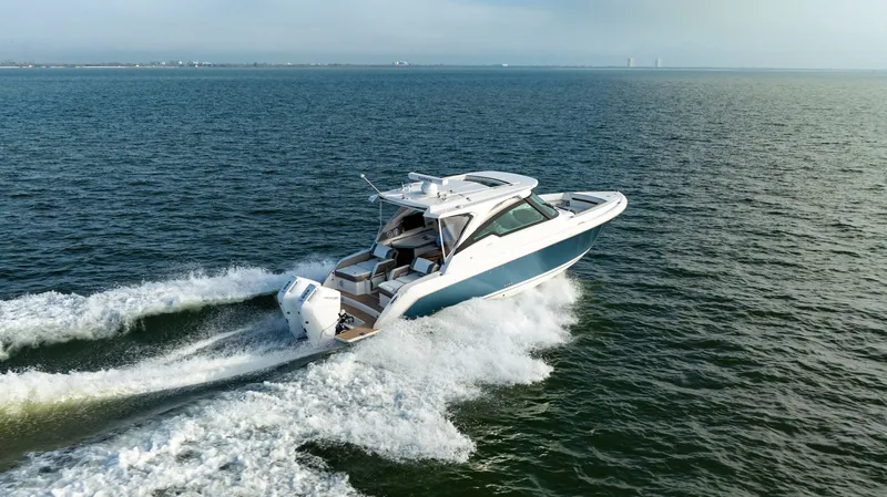 Slide: The Image of Tiara 34 LX 2025 - 4