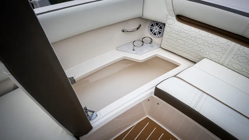 Slide: The Image of Tiara 34 LX 2025 - 41