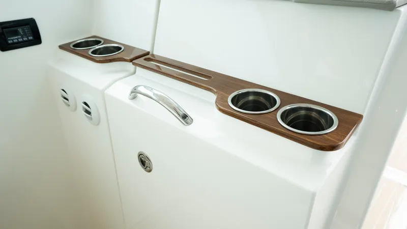 Slide: The Image of Tiara 34 LX 2025 - 43