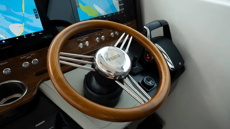 Slide: The Image of Tiara 34 LX 2025 - 44