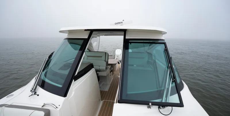 Slide: The Image of Tiara 34 LX 2025 - 45