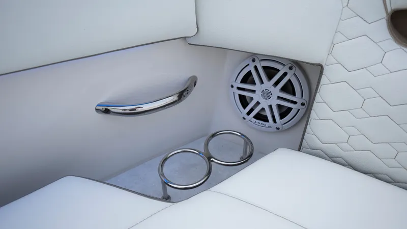 Slide: The Image of Tiara 34 LX 2025 - 51