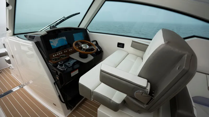 Slide: The Image of Tiara 34 LX 2025 - 55