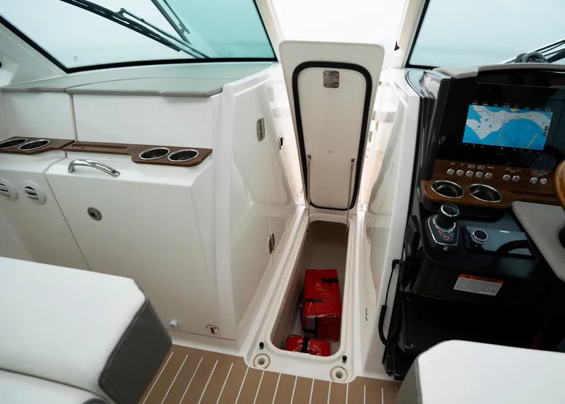 Slide: The Image of Tiara 34 LX 2025 - 57