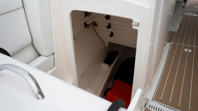 Slide: The Image of Tiara 34 LX 2025 - 58