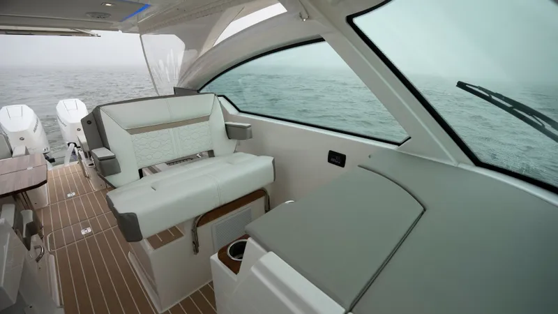 Slide: The Image of Tiara 34 LX 2025 - 61