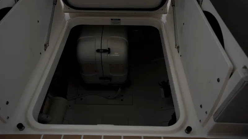 Slide: The Image of Tiara 34 LX 2025 - 64