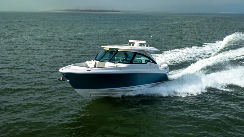 Slide: The Image of Tiara 34 LX 2025 - 8