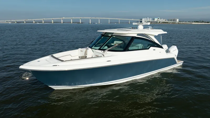 Slide: The Image of Tiara 34 LX 2025 - 82