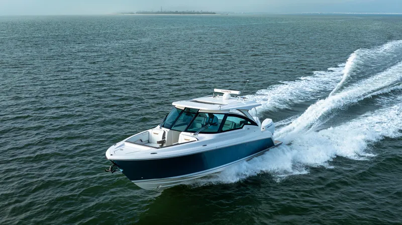 Slide: The Image of Tiara 34 LX 2025 - 9