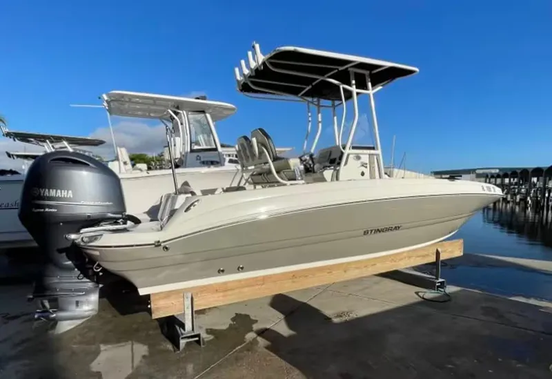 The Image of Stingray 206 CC 2023 - 1