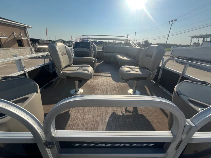 Slide: The Image of Sun Tracker Bass Buggy 18 DLX 2020 - 13