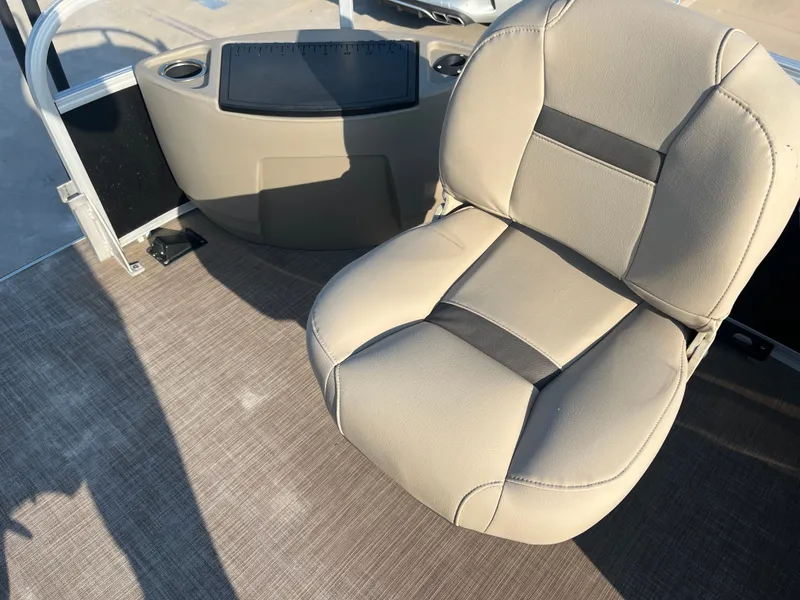 Slide: The Image of Sun Tracker Bass Buggy 18 DLX 2020 - 30