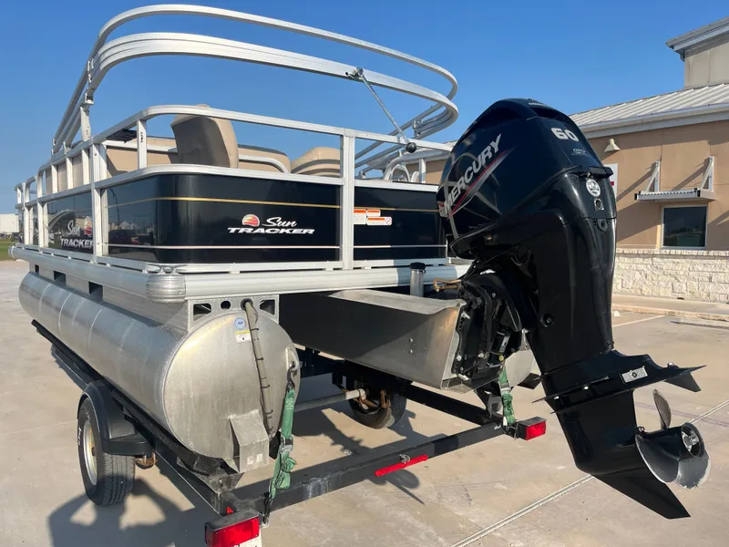 Slide: The Image of Sun Tracker Bass Buggy 18 DLX 2020 - 10