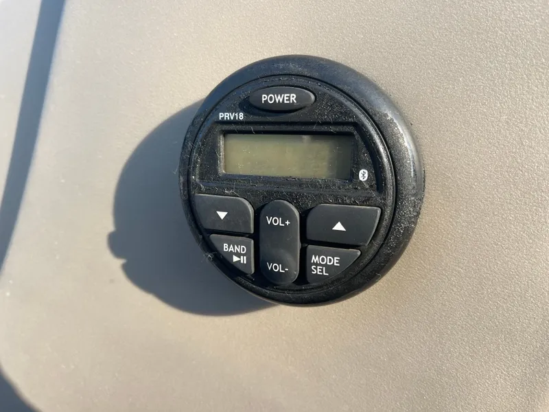 Slide: The Image of Sun Tracker Bass Buggy 18 DLX 2020 - 24