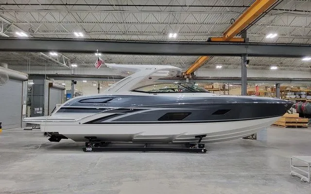 The Image of Formula 360 Crossover Bowrider 2026 - 1