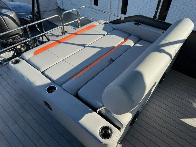 Slide: The Image of Bentley Pontoons Legacy Swing Back 223 2026 - 17