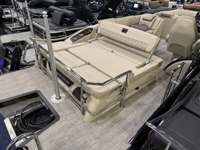 Slide: The Image of Bennington RX Sport Swingback 25 RXSBA 2026 - 26