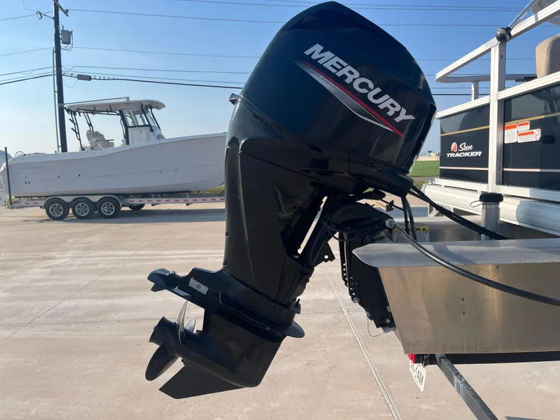 Slide: The Image of Sun Tracker Bass Buggy 18 DLX 2020 - 11