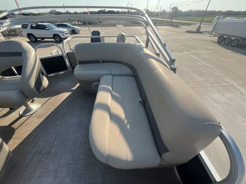 Slide: The Image of Sun Tracker Bass Buggy 18 DLX 2020 - 21