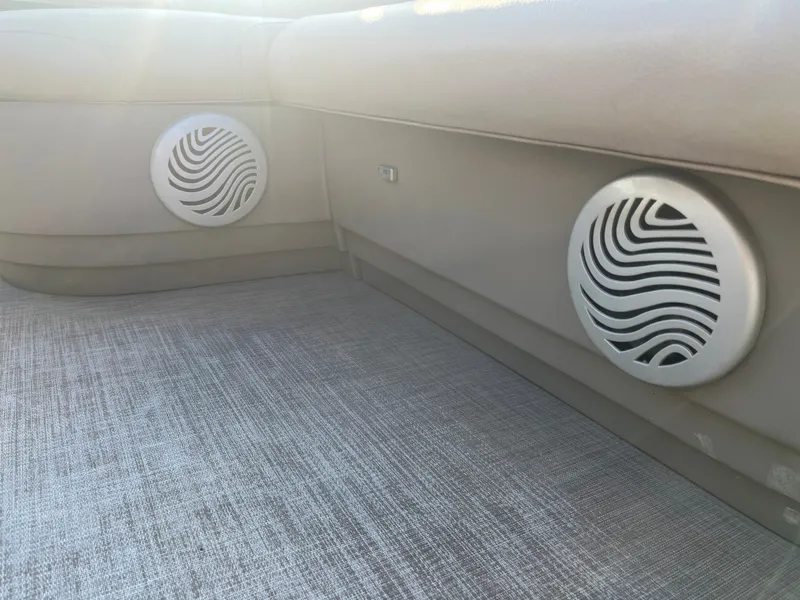 Slide: The Image of Sun Tracker Bass Buggy 18 DLX 2020 - 25