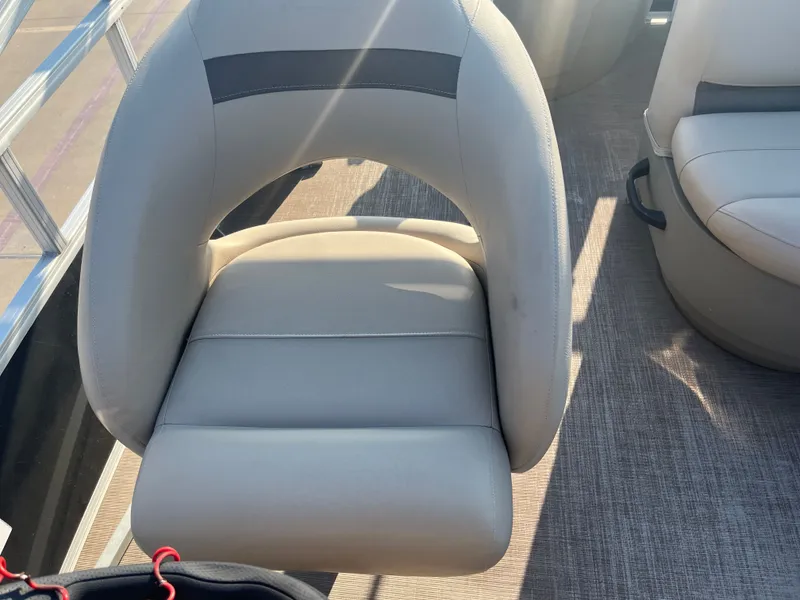 Slide: The Image of Sun Tracker Bass Buggy 18 DLX 2020 - 26