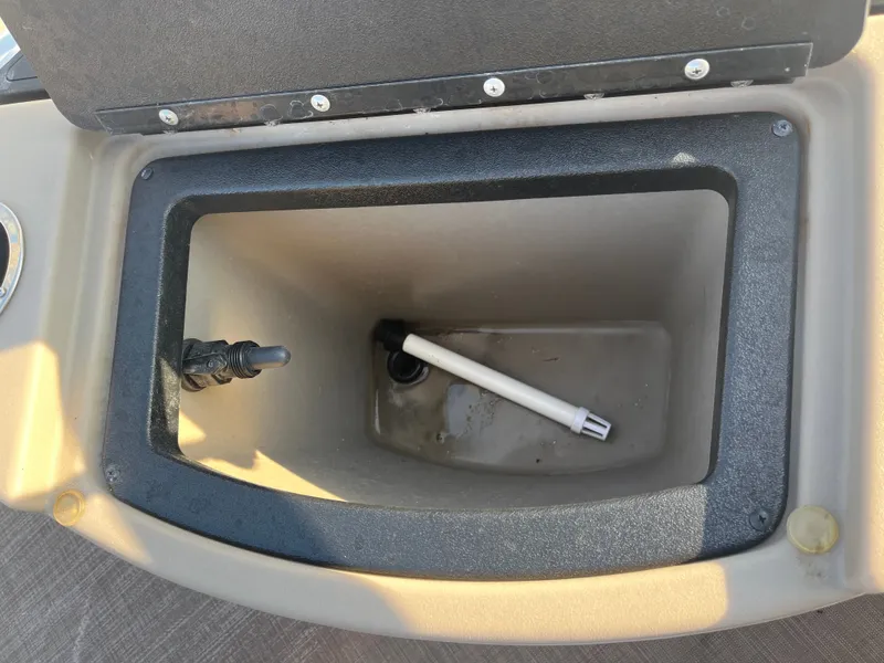 Slide: The Image of Sun Tracker Bass Buggy 18 DLX 2020 - 29