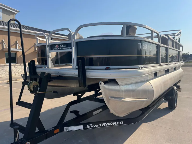 Slide: The Image of Sun Tracker Bass Buggy 18 DLX 2020 - 3