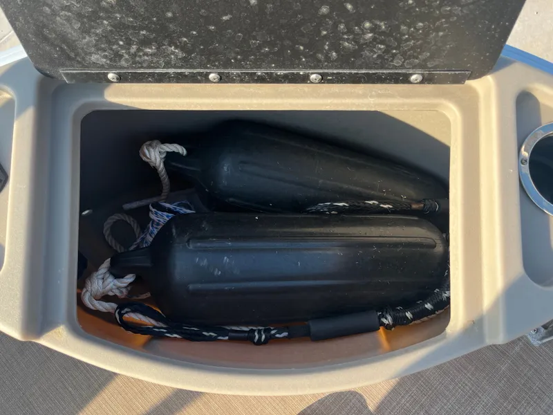 Slide: The Image of Sun Tracker Bass Buggy 18 DLX 2020 - 33