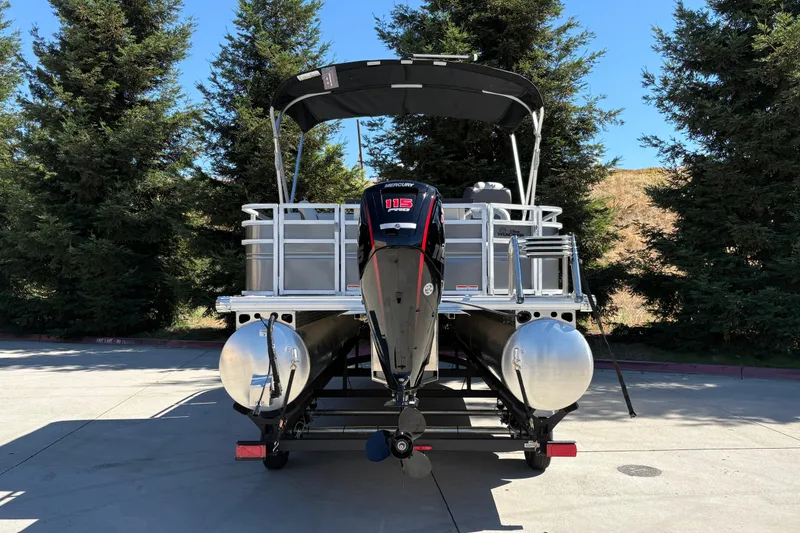Slide: The Image of 2026 Sun Tracker Fishin' Barge 20 DLX pontoon boat, rear view, outdoors. - 9