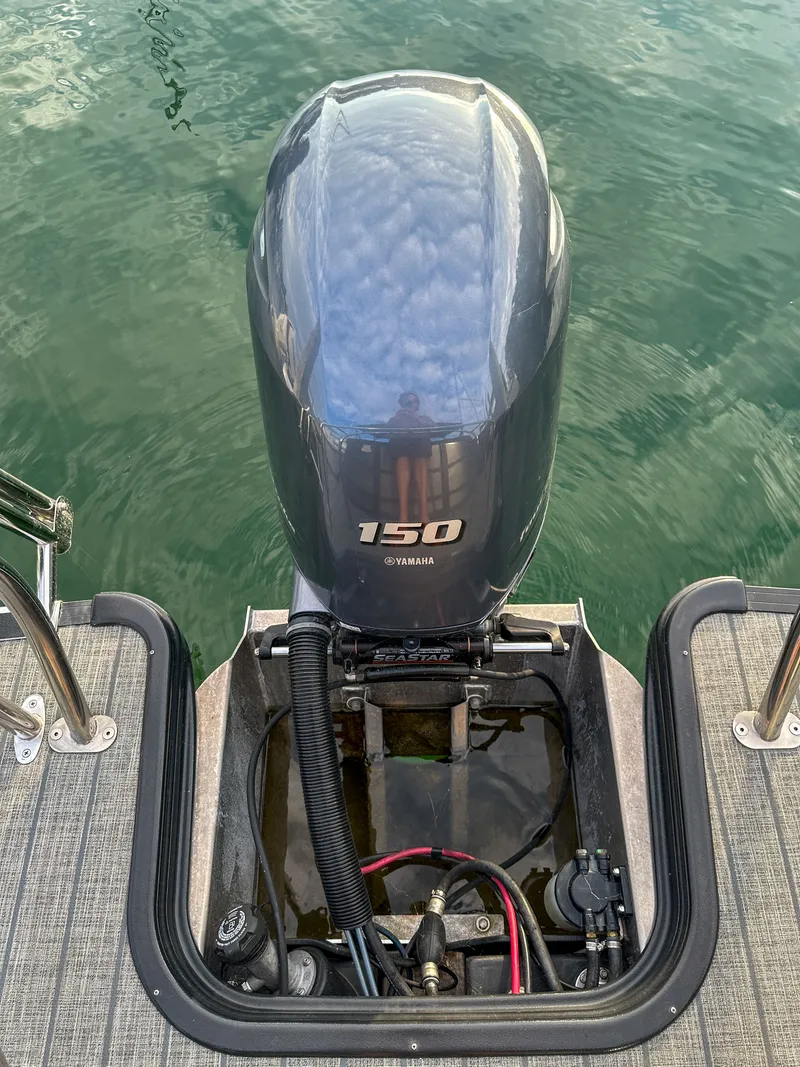 Slide: The Image of Yamaha 150 outboard motor on Starcraft 25 SLS boat, year 2021. - 25