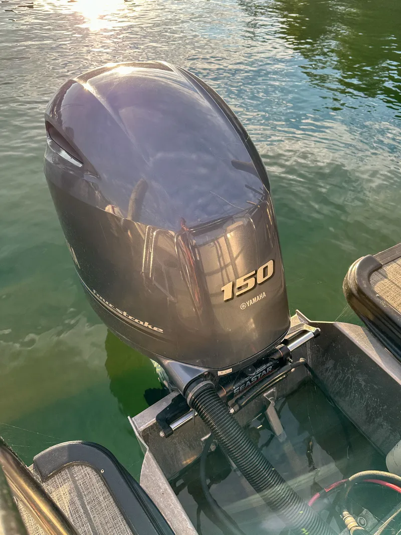 Slide: The Image of Yamaha 150 HP outboard motor on a 2021 Starcraft 25 SLS boat. - 26