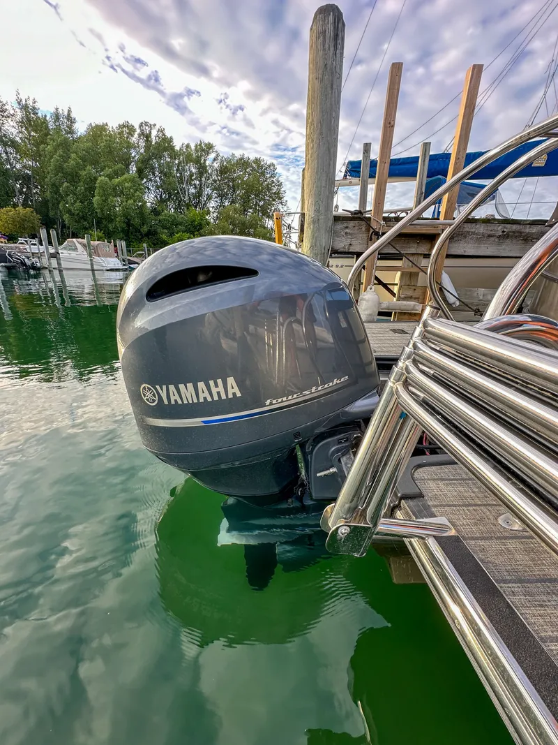 Slide: The Image of Yamaha outboard motor on a 2021 Starcraft 25 SLS boat. - 27