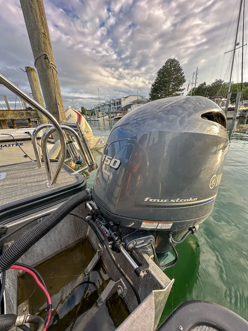 Slide: The Image of 2021 Starcraft 25 SLS boat with Yamaha 150 HP outboard motor. - 28