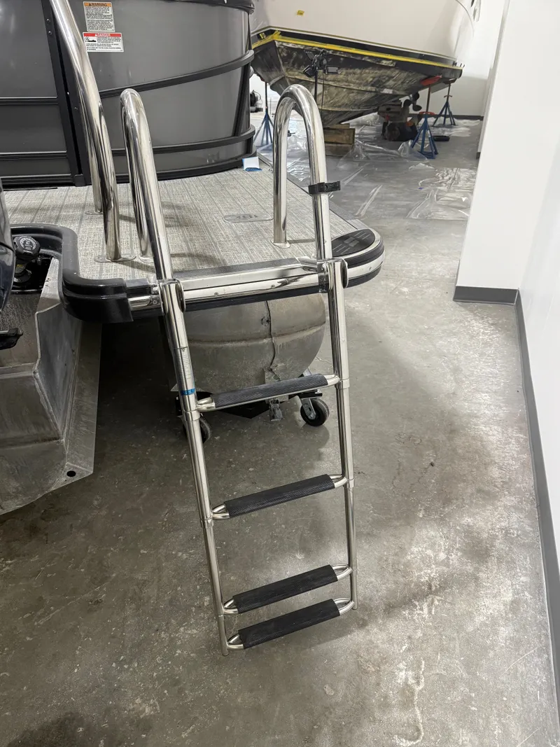 Slide: The Image of Starcraft 25 SLS 2021 boat with retractable ladder. - 36